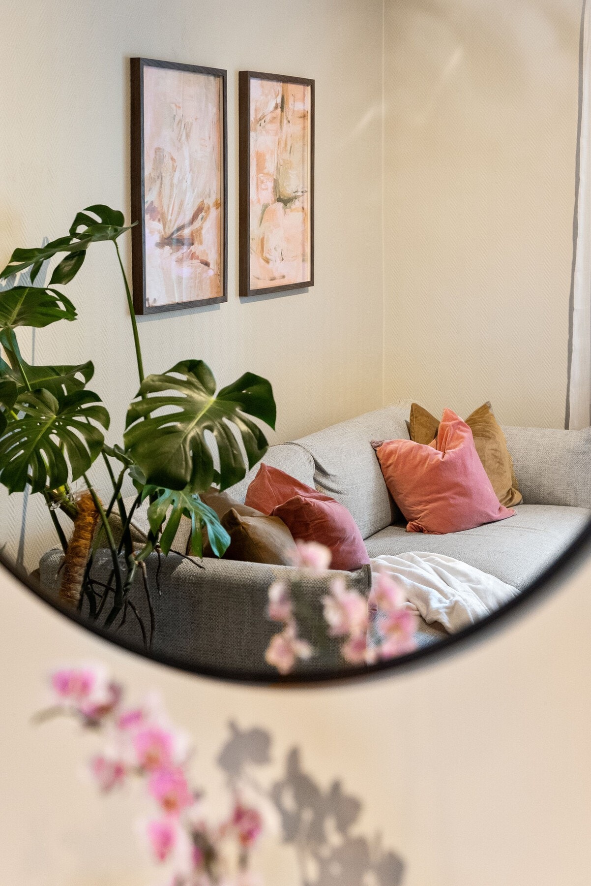 Boligen har gjennomgående gode farger og materialvalg med enstavs laminatgulv, delikat beigefargede vegger, downlights, plafond og spotter i himling. Galleribilde