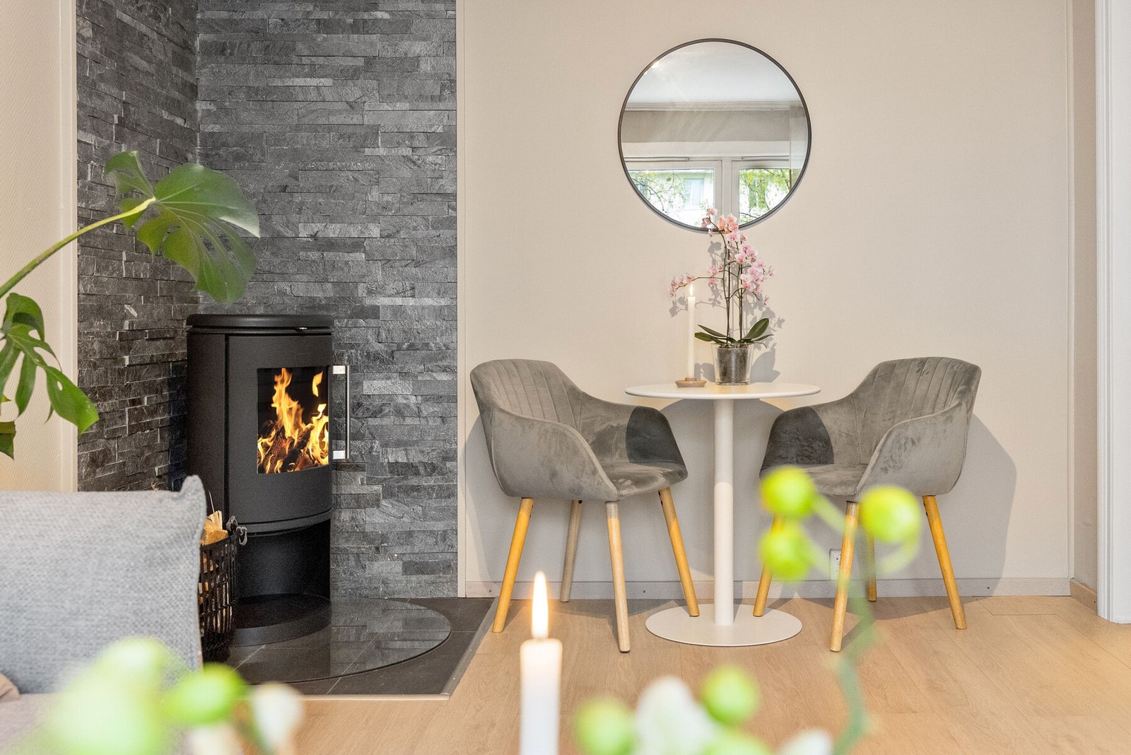 Oppholdsrommet byr på varmekabler i gulv og en koselig vedovn som skaper ekstra varme og hygge på kalde dager. Galleribilde