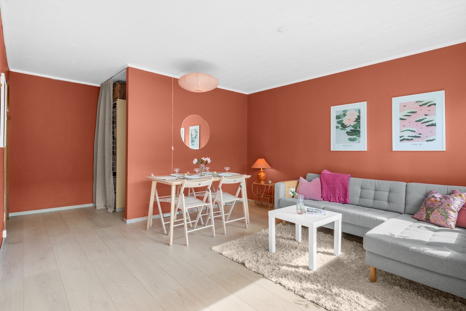 Det er fint plass til en hyggelig spisegruppe for sosiale anledninger. Galleribilde