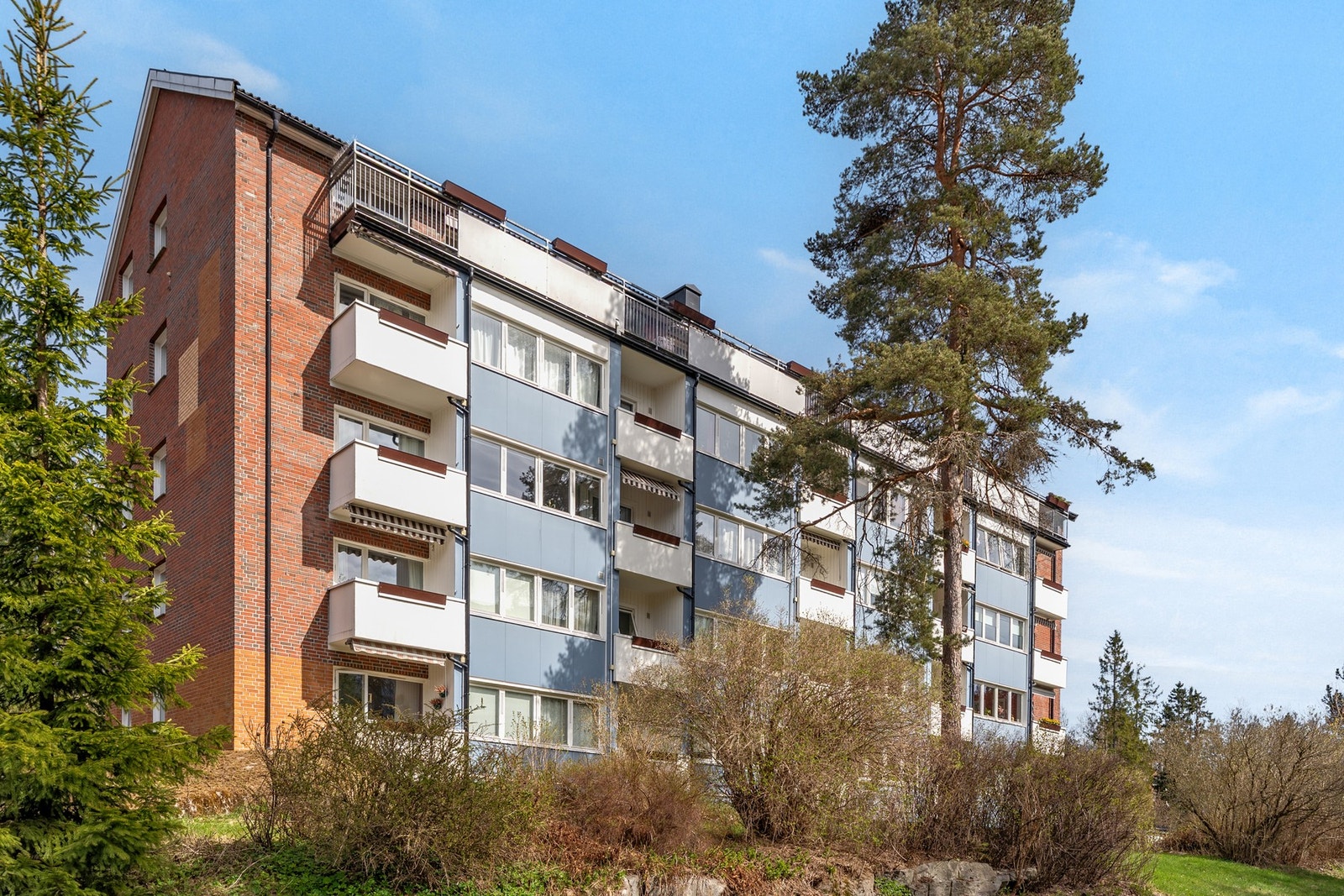 Beliggenheten er både sentral og svært attraktiv med kort vei til senter, treningstudio, kollektivtransport og marka. Galleribilde