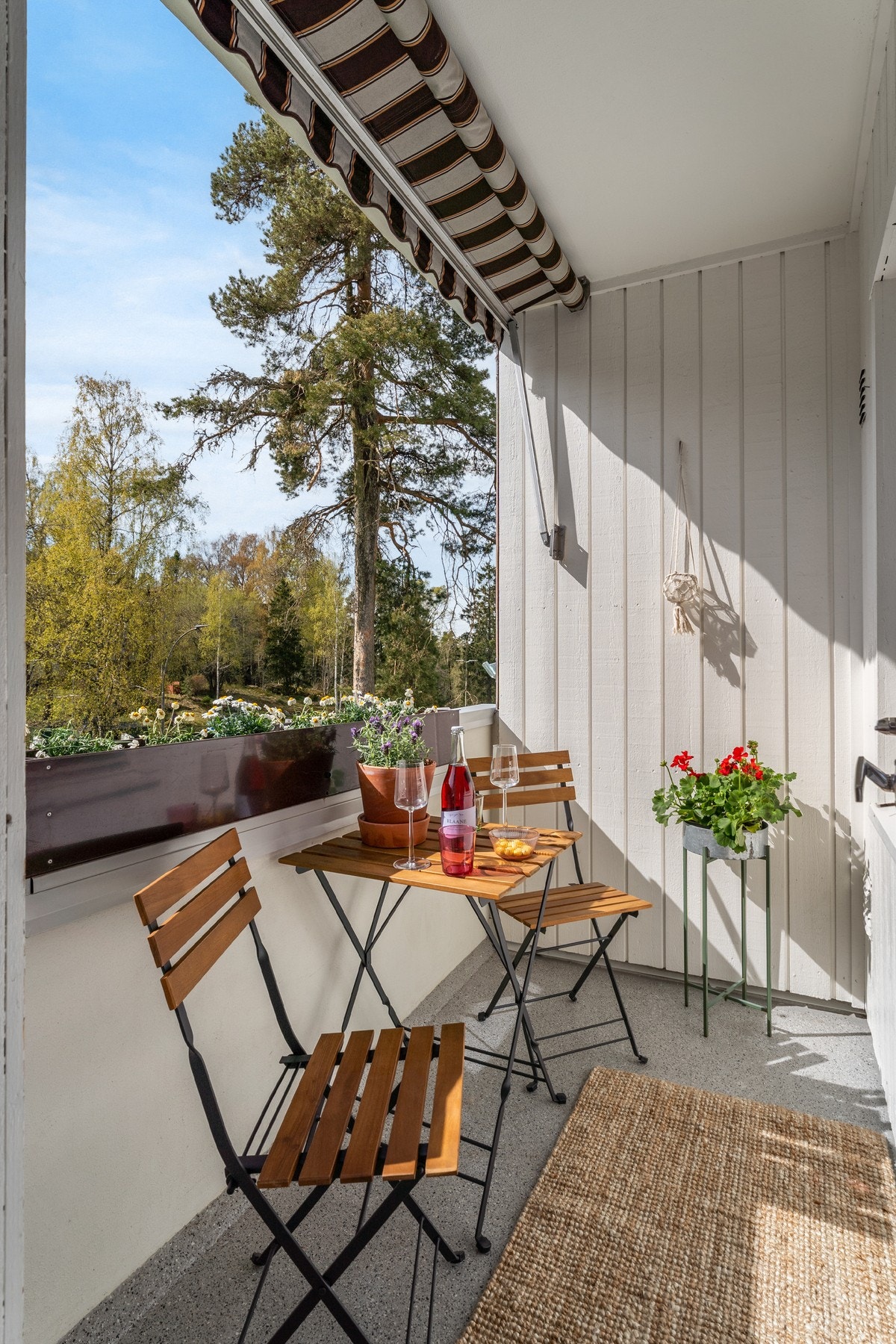 Fra stuen er det utgang til en hyggelig balkong på ca. 3 m², rehabilitert i 2015. Galleribilde