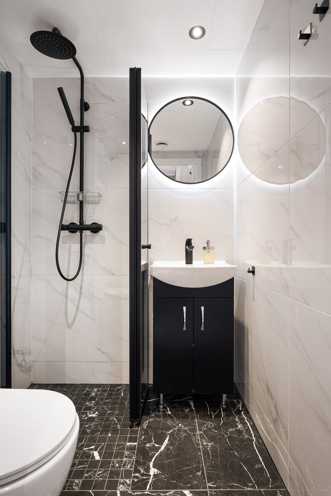 Badet holder en moderne standard, og legg merke til dusjen med fossefall! Galleribilde