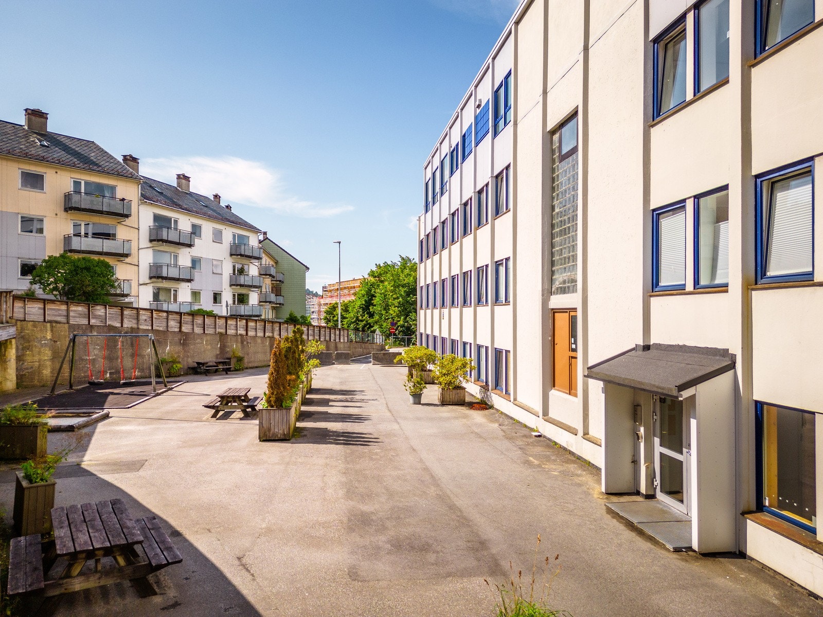 Sameiets fellesområder byr på beplantning, sittegrupper og en liten lekeplass. En fin plass hvor man kan nyte sol og late dager. Galleribilde