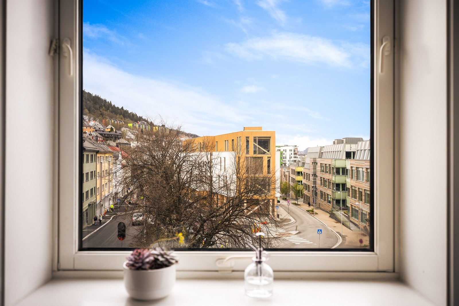 Leiligheten har en meget sentral beliggenhet i Solheimsviken like ved Danmarksplass. Med nærhet til gode kollektivtilbud er dette et perfekt område for både studenter, unge og etablerere. Galleribilde