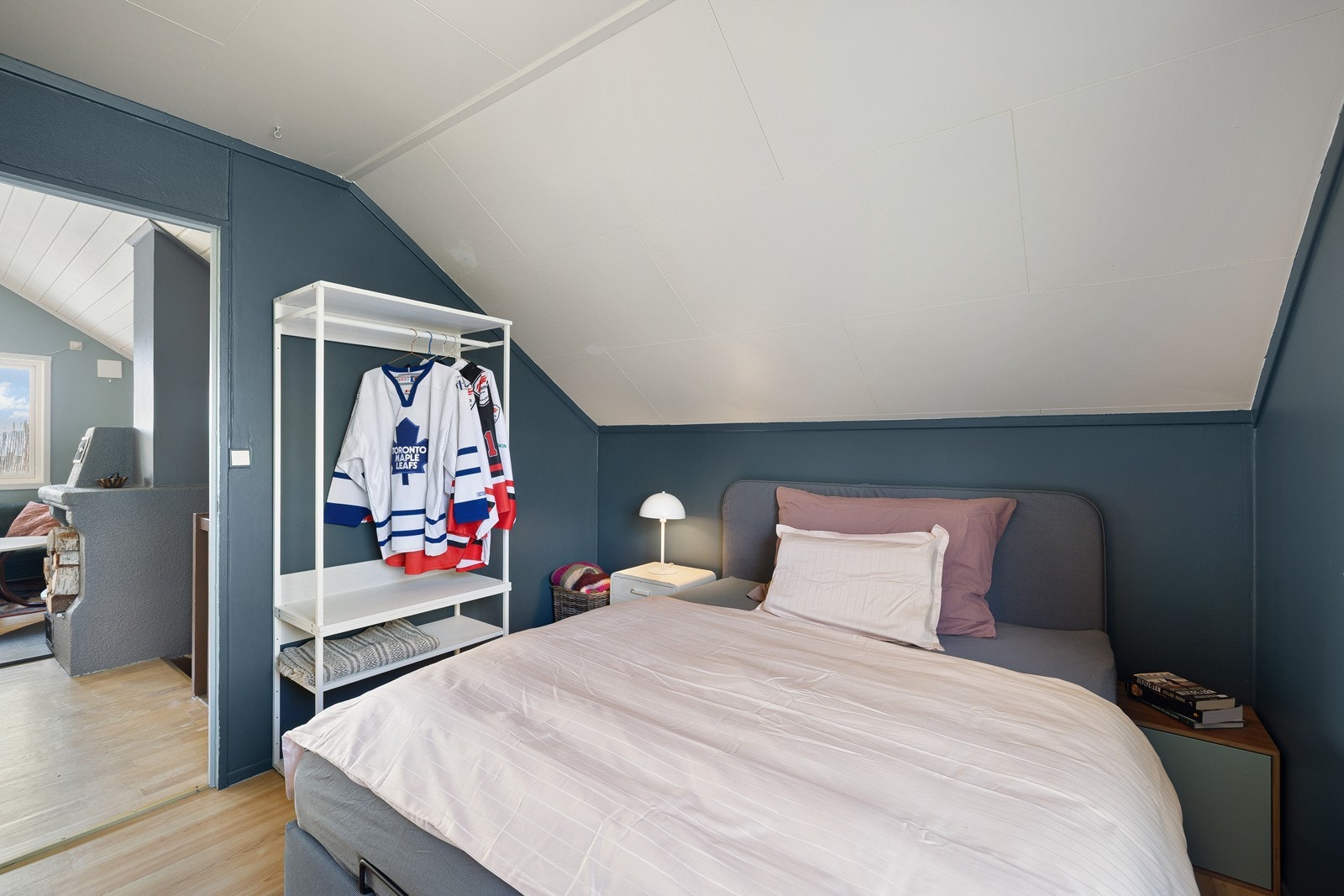 Boligen har totalt tre soverom, ett i 2. etasje og to i 1. etasje. Galleribilde