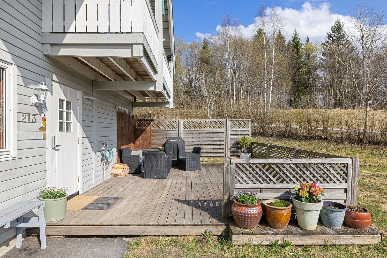 Boligen har adkomst via et hyggelig inngangsparti med platting som gir en lun og skjermet uteplass, med plass til sittegruppe og grill. Galleribilde