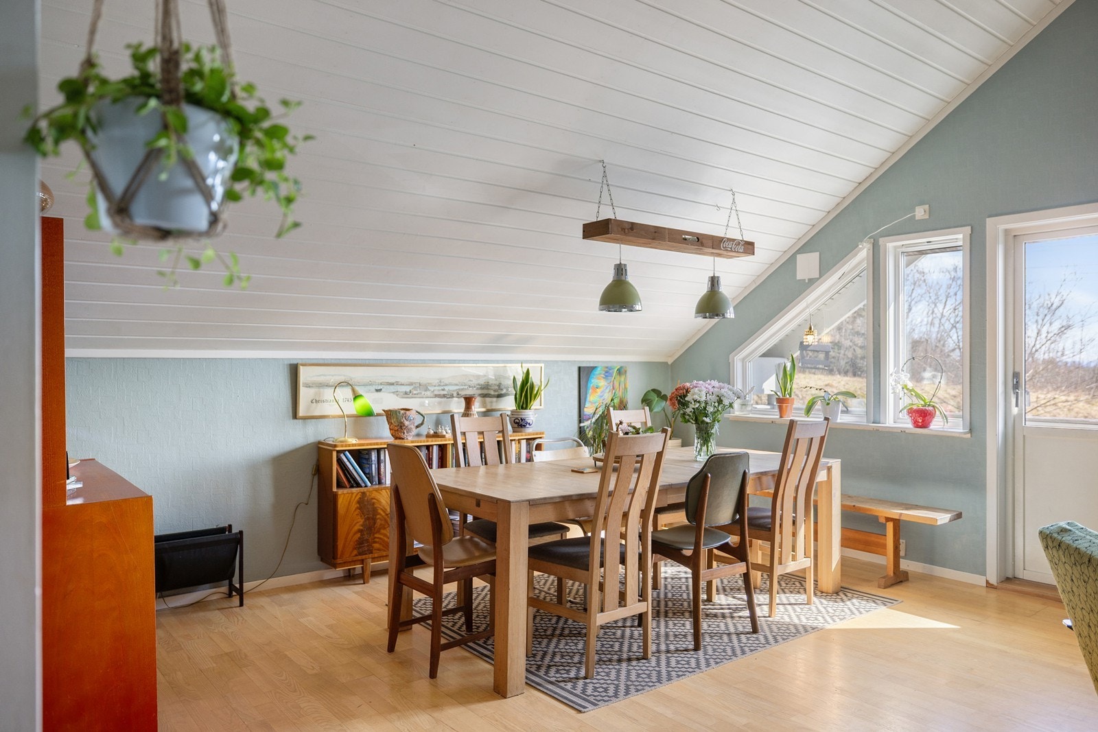 Flere vindusflater slipper inn rikelig med naturlig lys. Galleribilde