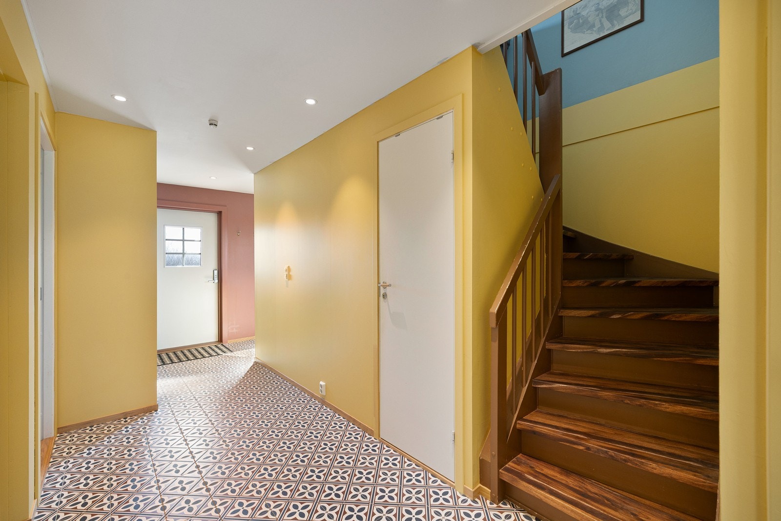 1. etasje er totalrenovert (med unntak av bad og wc), etterisolert med nye vegger og tak, samt utstyrt med varmekabler i de fleste rom. Galleribilde