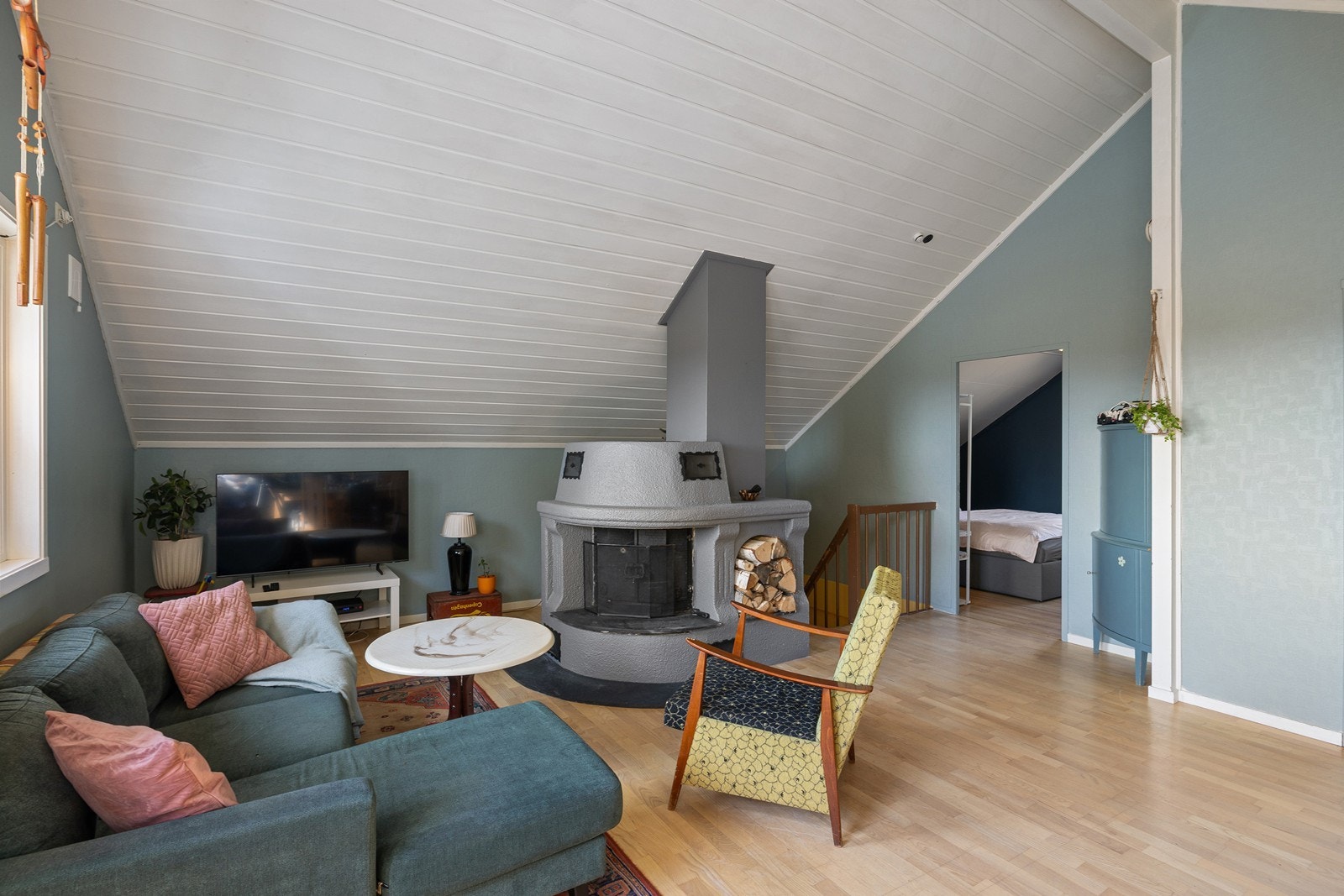 Rommet har plass til både sofagruppe og spisebord. Galleribilde