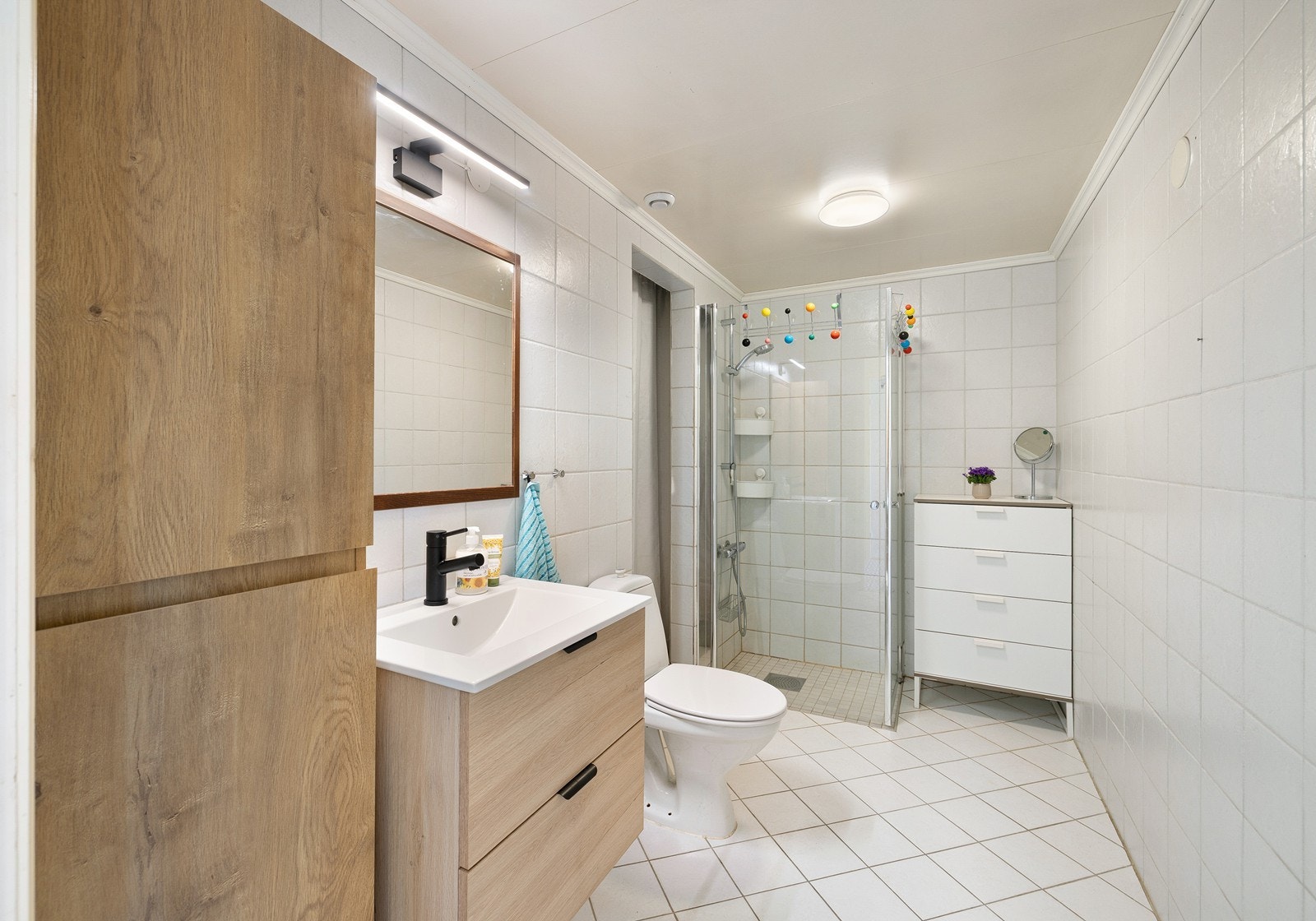 Boligen har bad og separat wc, begge plassert i 1. etasje. Galleribilde