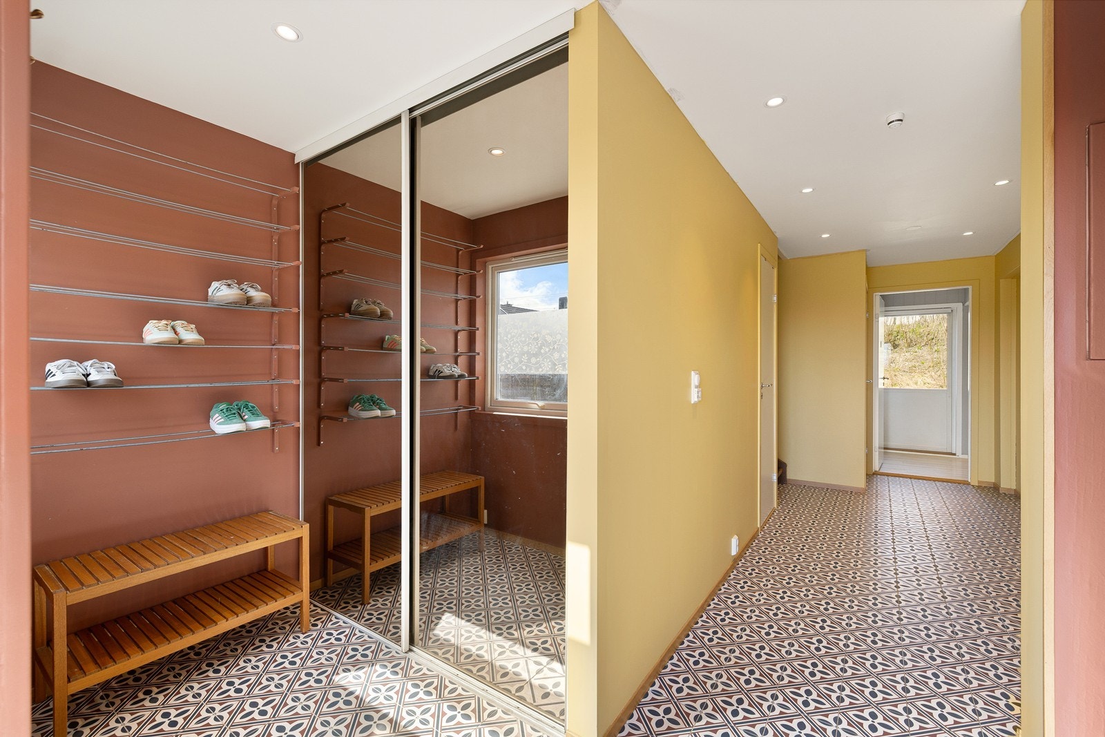 Entreen er innbydende med flislagt gulv og praktisk skyvedørsgarderobe. Galleribilde