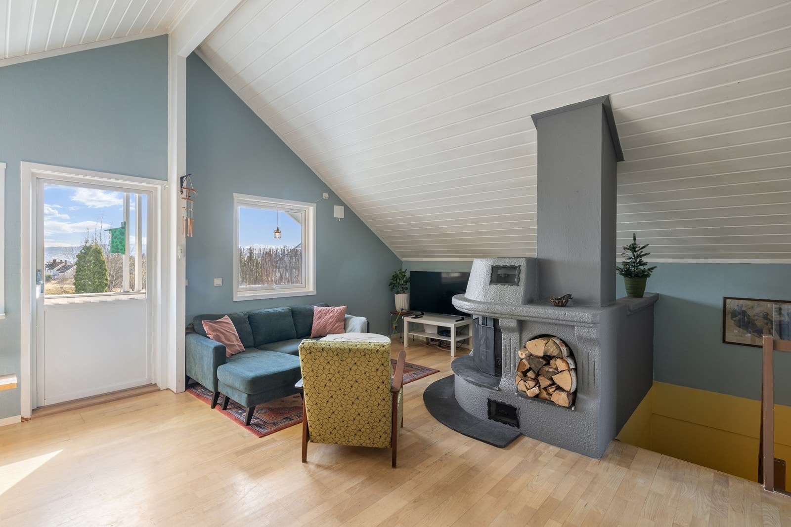 Stuen ligger i 2. etasje og fremstår som lys og romslig med gode møbleringsmuligheter og en luftig atmosfære. Galleribilde
