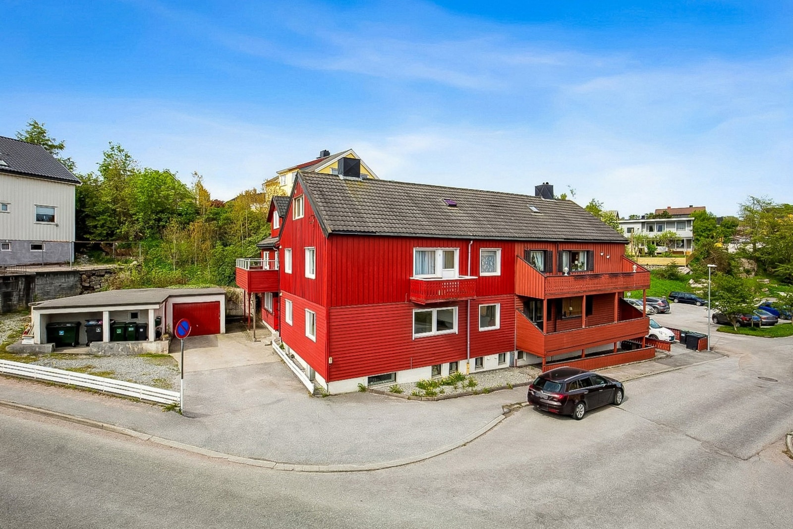 Parkering på utvendig felles biloppstillingsplass. Galleribilde
