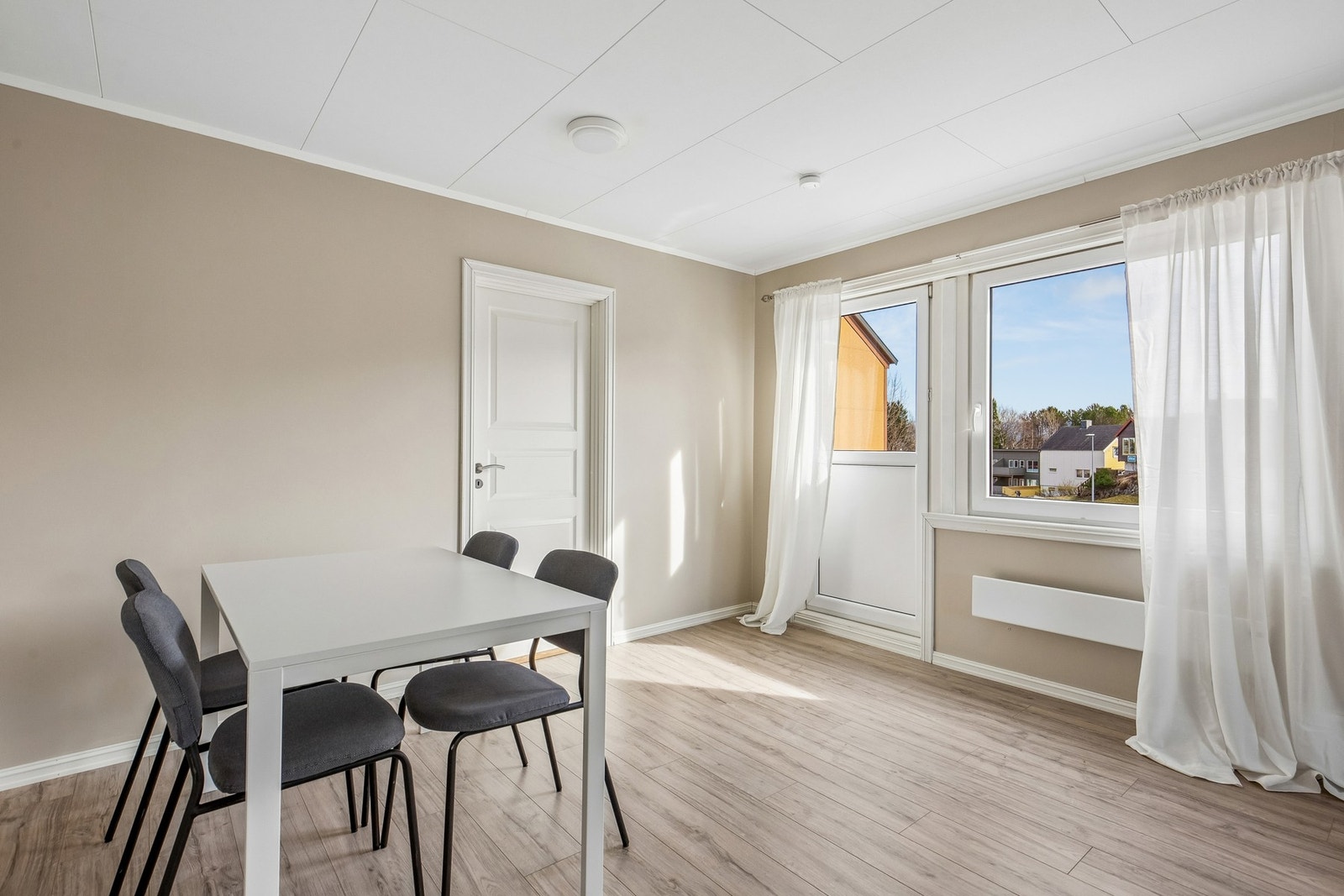 Store vindusflater på stue som slipper rikelig med naturlig lys inn i rommet Galleribilde