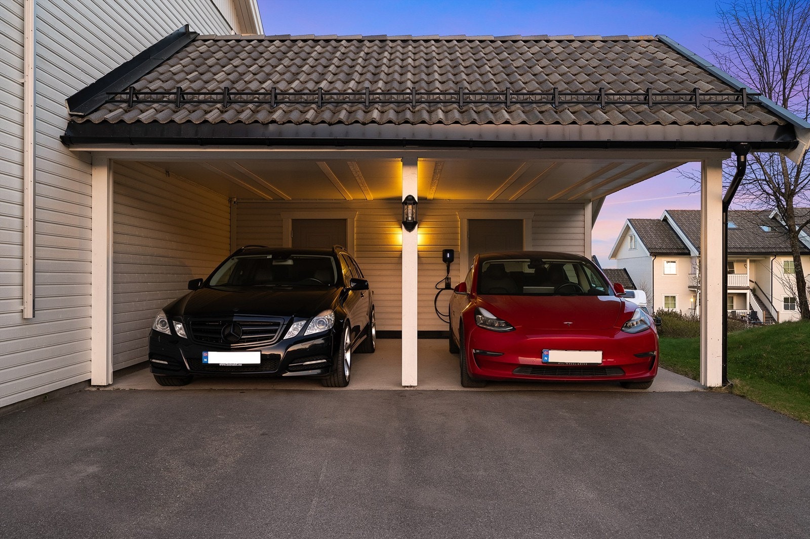 Det medfølger parkering carport med gode parkeringsmuligheter og mulighet for el-bil lader. Galleribilde