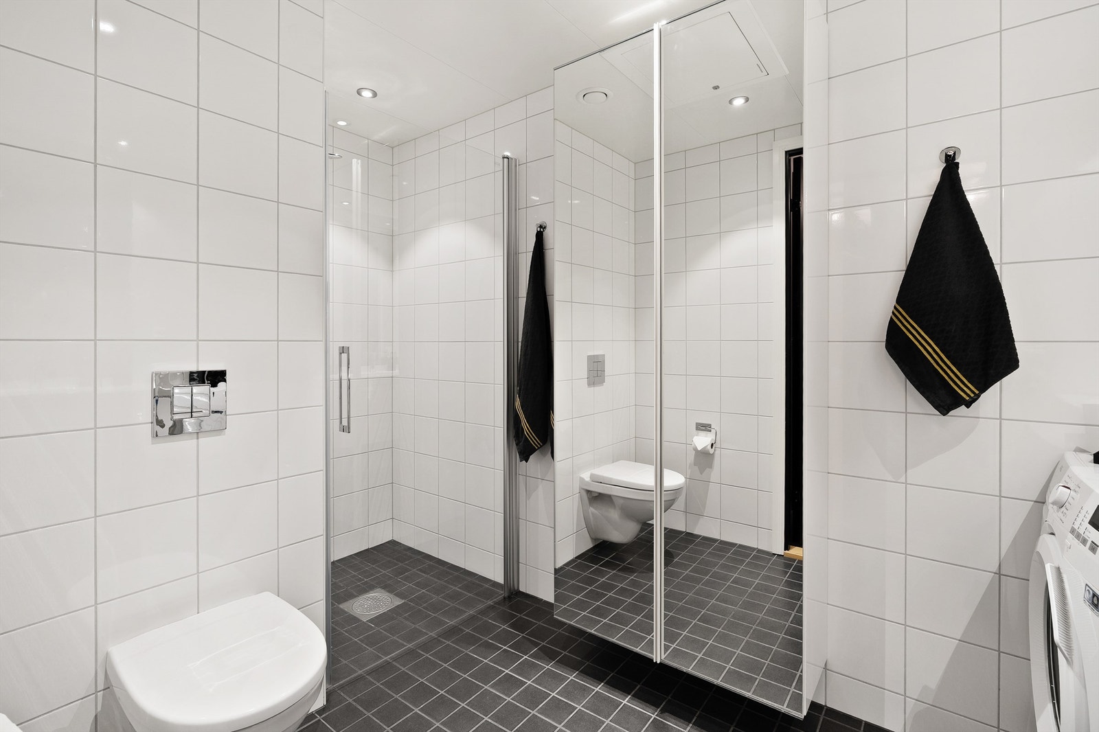 Pent, flislagt bad med dusjhjørne og moderne innredning. Galleribilde
