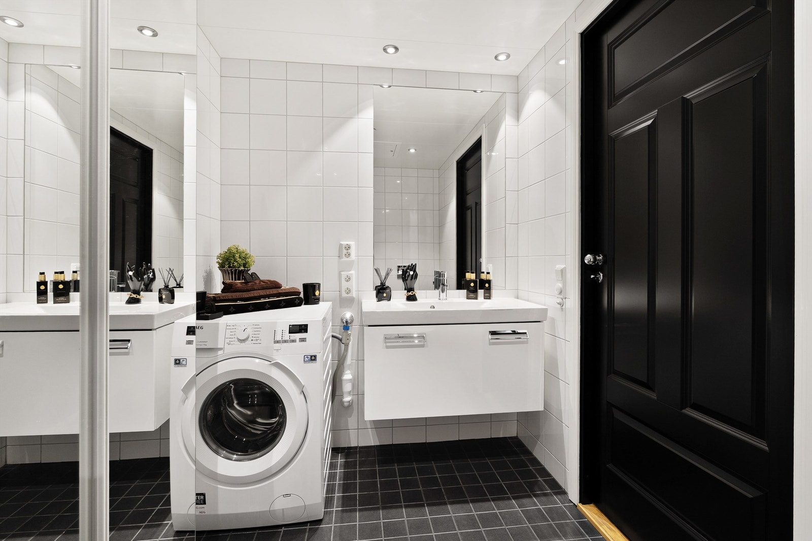 Badet har en praktisk utforming med servantinnredning, opplegg for vaskemaskin. Galleribilde