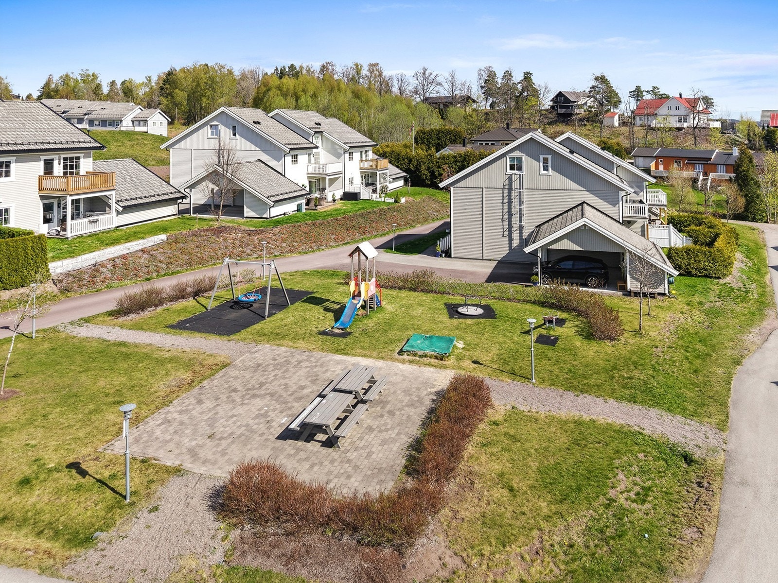 Sameiet har felles lekeplass og hyggelige uteområder. Galleribilde