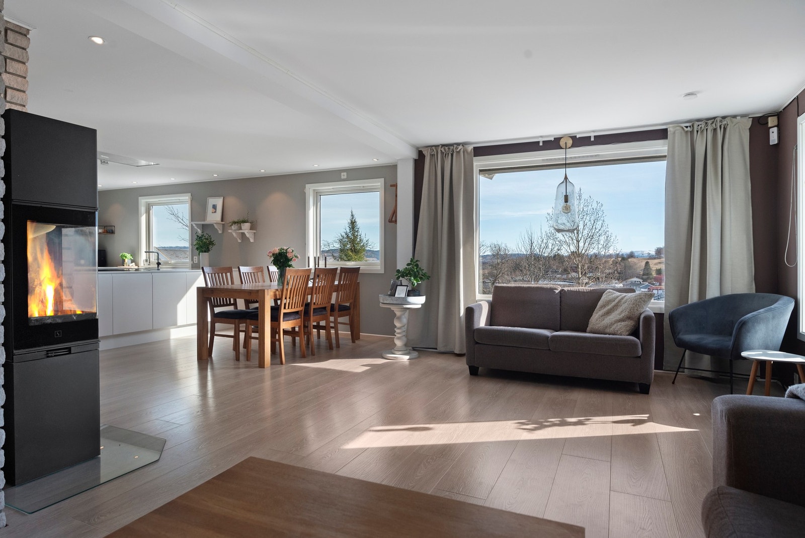 God plass for både stort, spisebord, romslig sofaløsning og annet møblement. Galleribilde