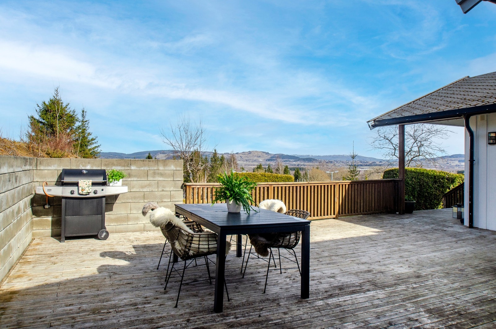 Romslig terrasse som omkranser huset. Galleribilde
