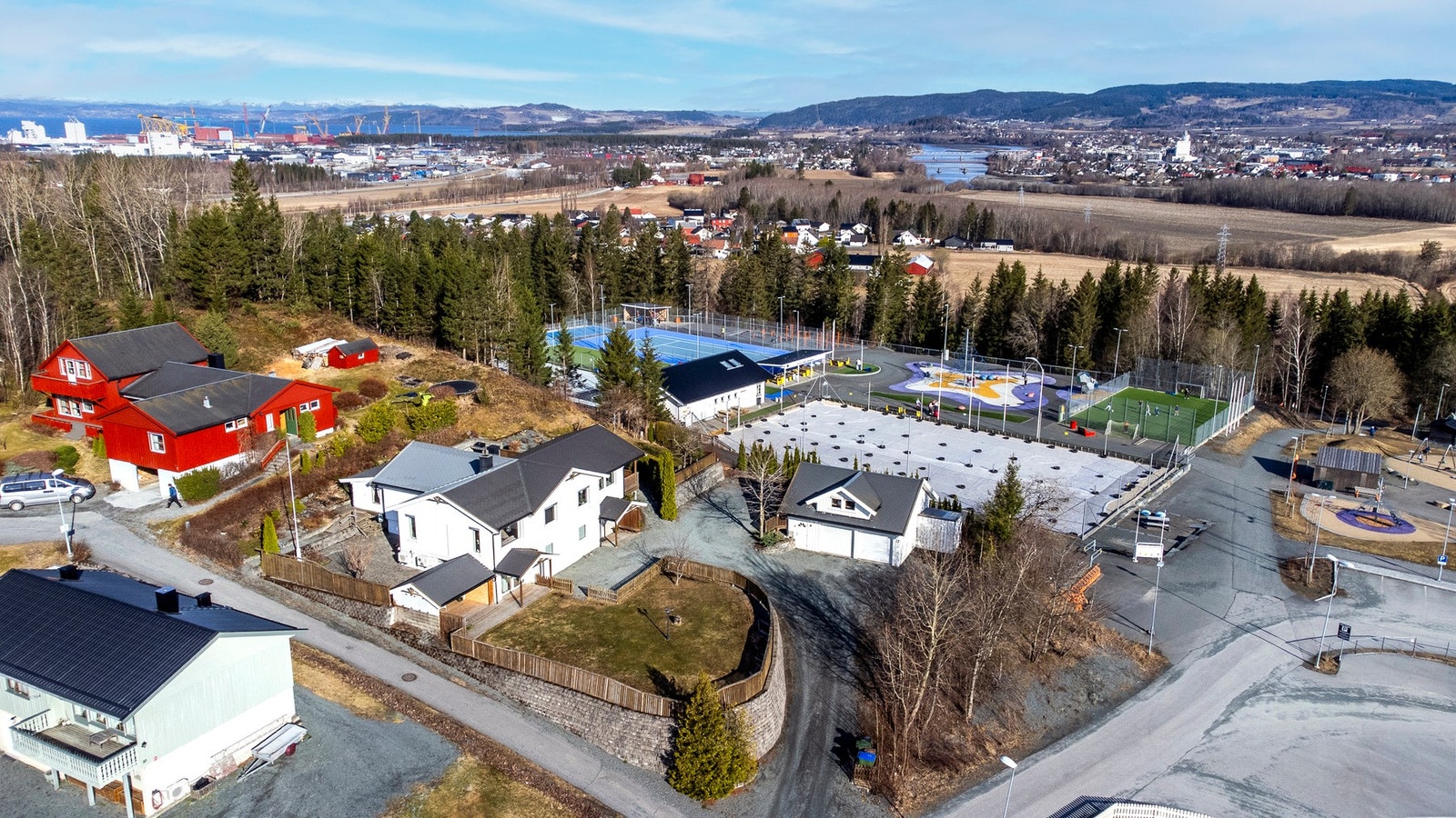 Boligen har en utmerket plassering i Vinne - like ved skolen og aktivitetsparken. Galleribilde