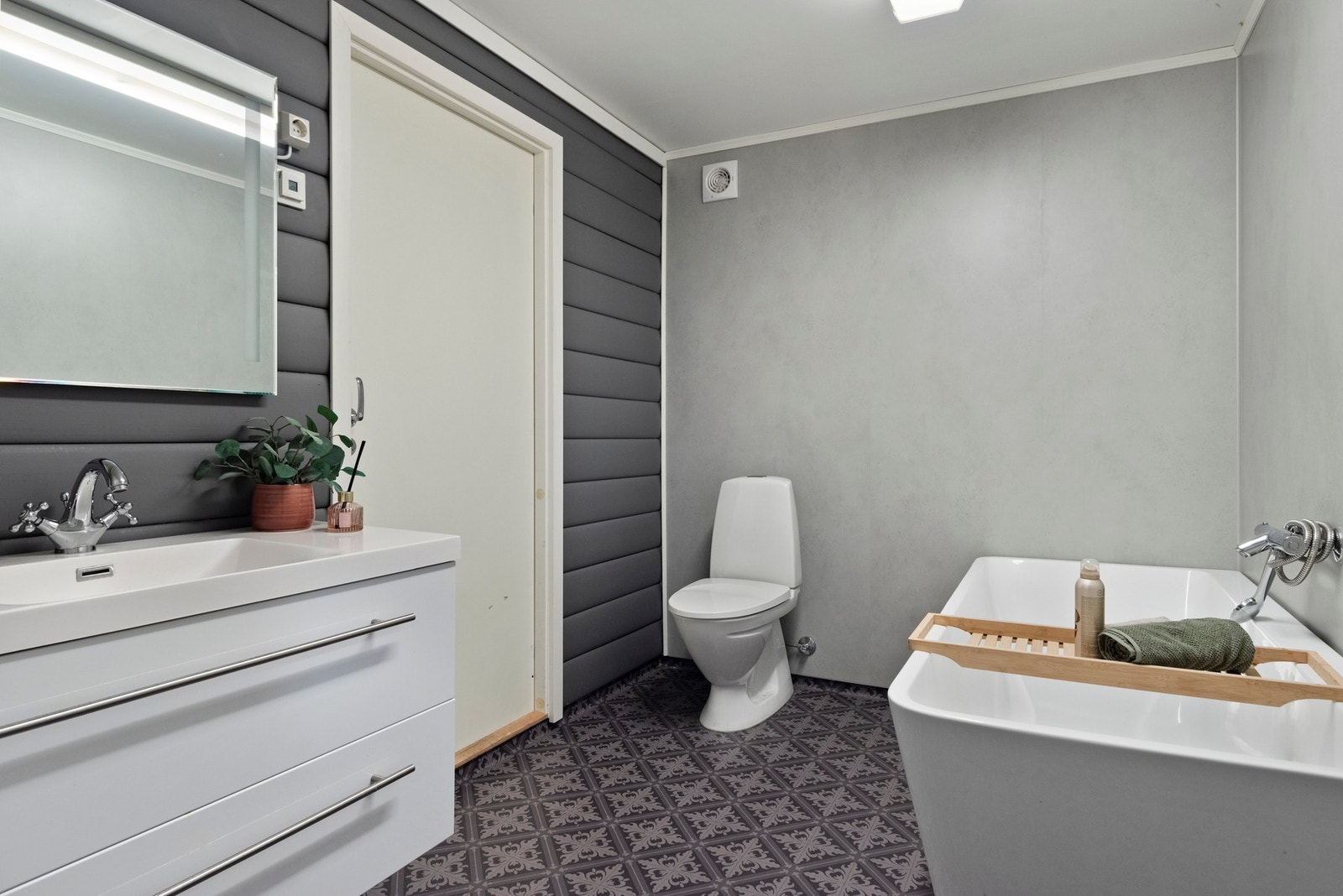 Badet i sokkelen ble oppgradert i 2019 med baderomsplater og elektrisk anlegg. Galleribilde