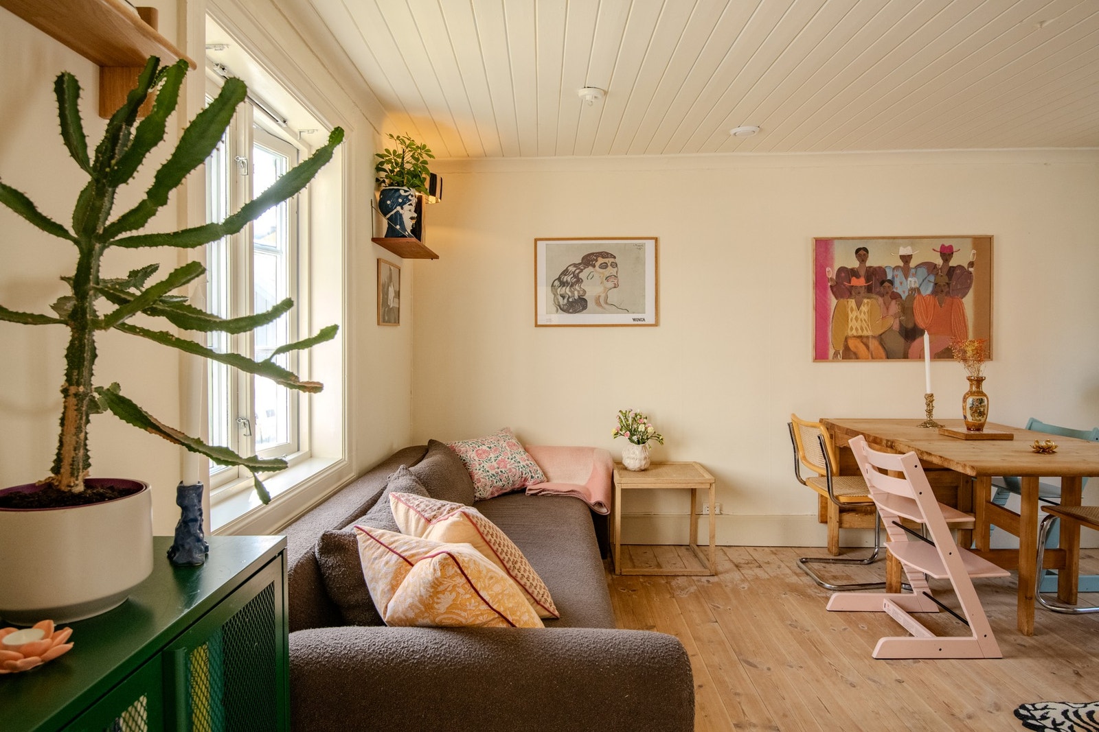 Hele boligen er malt i delikate fargetoner. Farger i huset ble utarbeidet med fargerådgiver Ingrid Simensen. Galleribilde