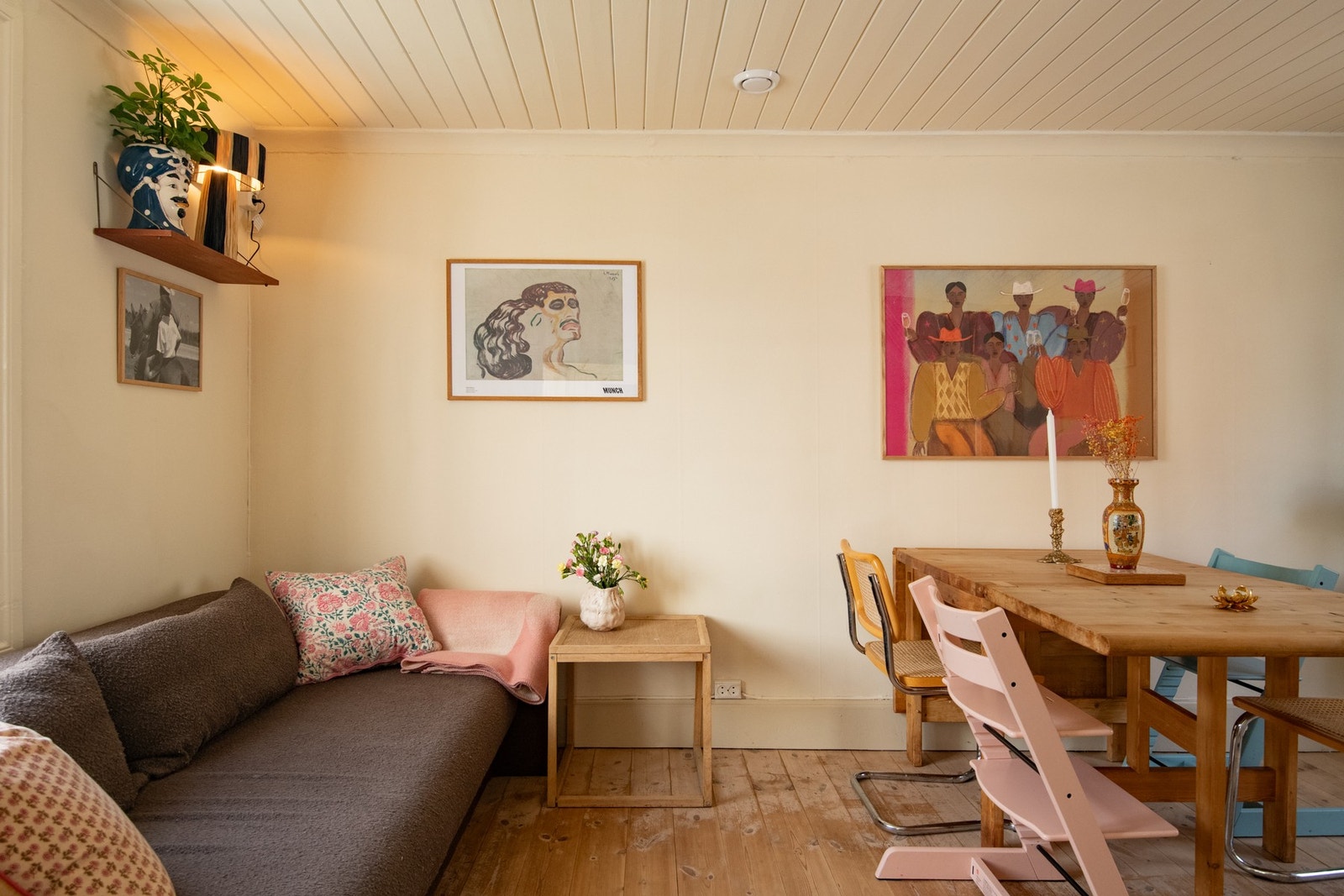 Det er god plass til sofa med tilhørende møblement samt spisebord. Galleribilde