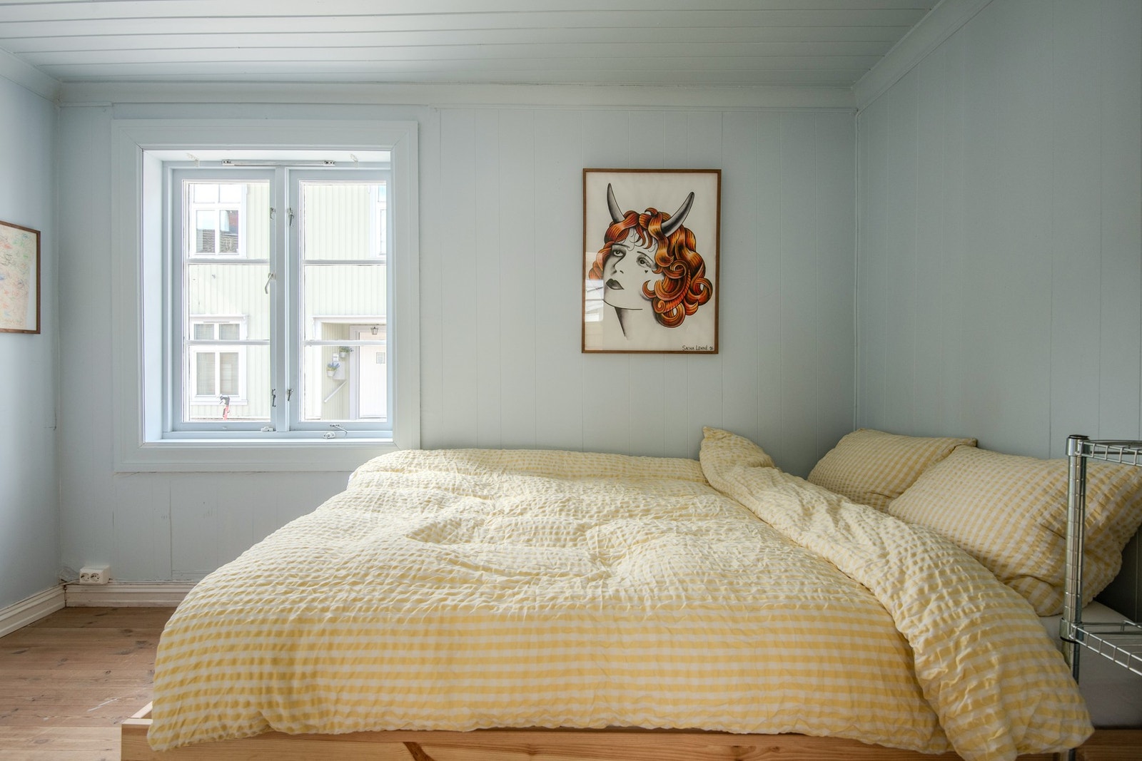 Delikat og pent hovedsoverom med god plass til dobbeltseng og nattbord. Stort vindu som slipper inn godt med lys. Galleribilde