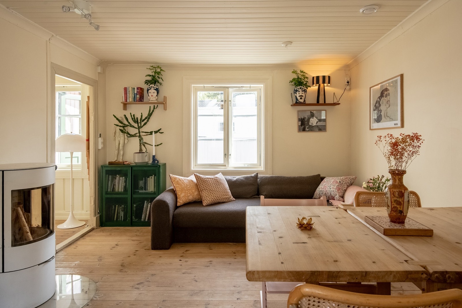 Store vindusflater som slipper inn rikelig med naturlig lys. Galleribilde