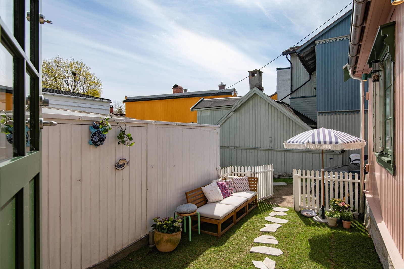 I hagen er det god plass til utemøbler, beplantning og grill. En ideell oase for rolige morgenstunder eller lange sommerkvelder. Galleribilde