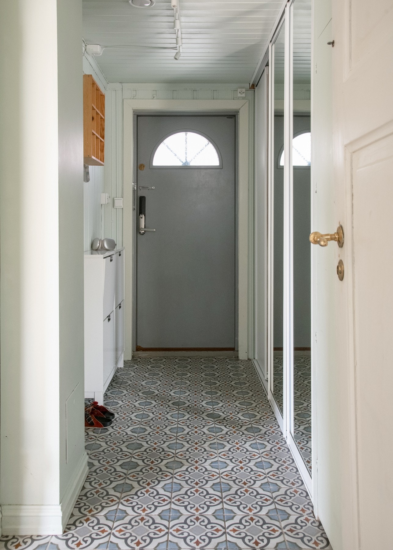 Lekker entré med plass til knagger og ønsket oppbevaring. I gangen er det plass til knagger og skohylle for oppbevaring av yttertøy. Vaskemaskin og tørketrommel skjult i skap nærmest badet. Galleribilde