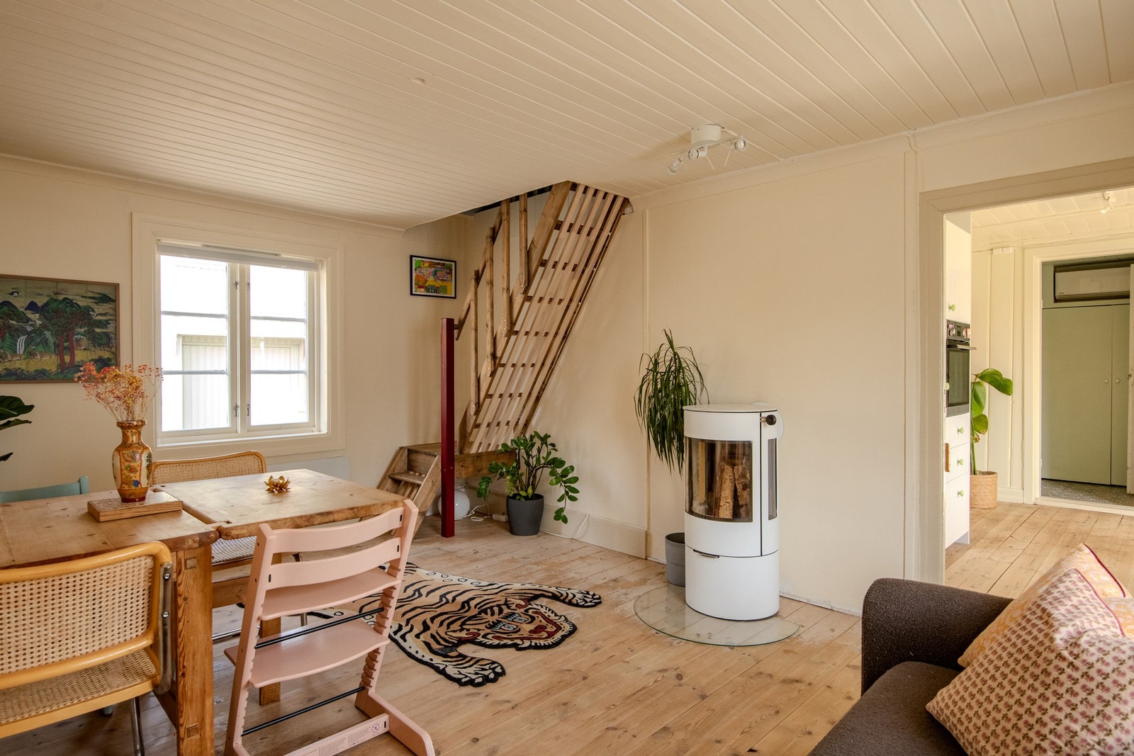 Lys og innbydende stue med en herlig vedovn som varmer godt på kalde vinterdager. Galleribilde