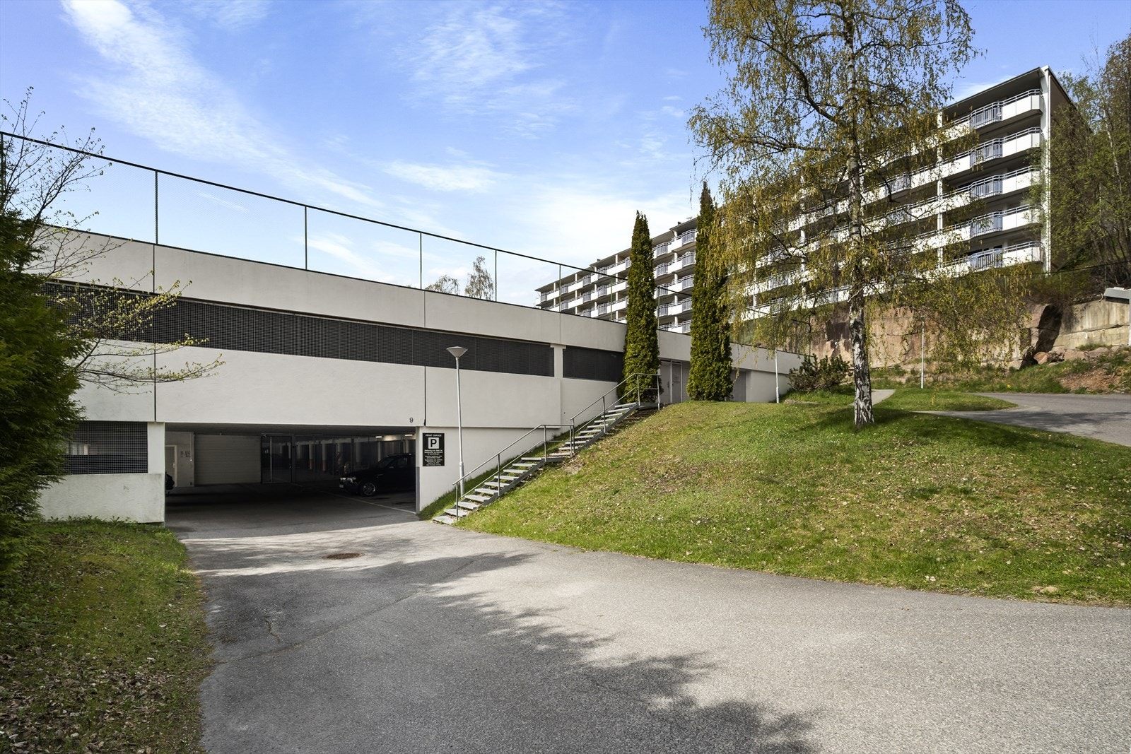 Leiligheten disponerer egen garasjeplass, borettslaget byr også på lademuligheter for elbil. Galleribilde