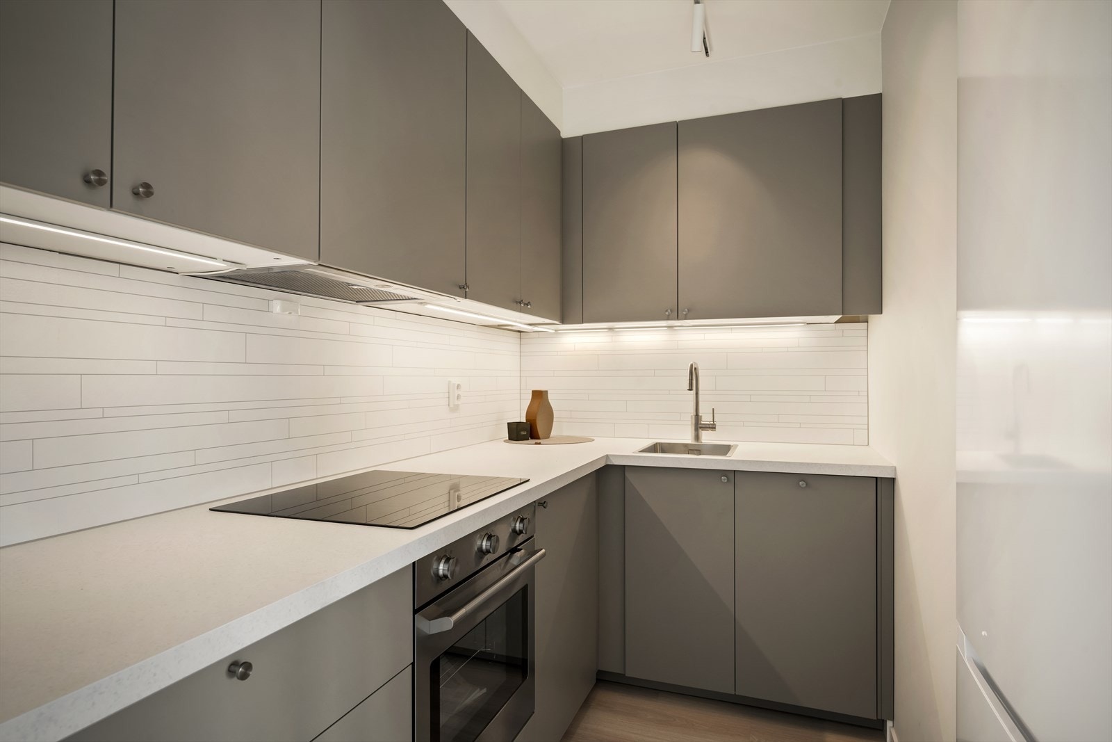 Lekkert og tidløst design som passer perfekt inn i leilighetens helhetlige uttrykk. Galleribilde