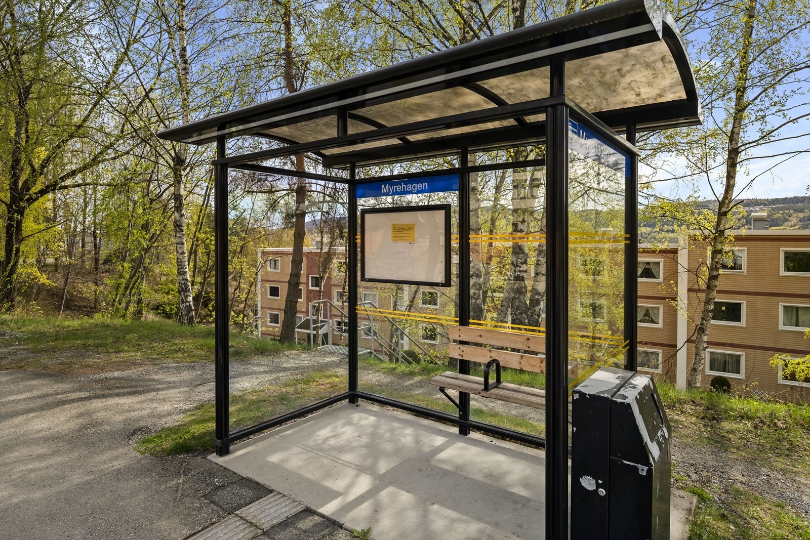 Det er kort vei til nærmeste bussholdeplass, kun 100m fra eiendommen. Galleribilde