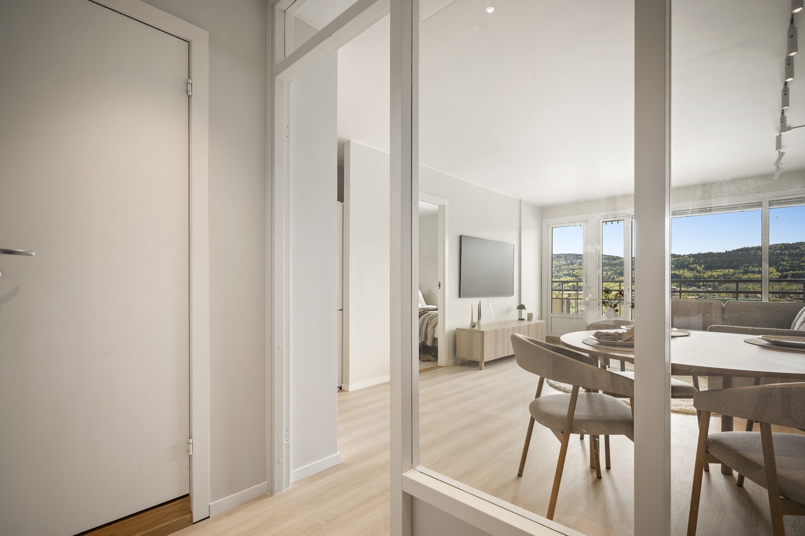 Leiligheten er gjennomgående oppgradert med moderne materialvalg og fremstår helhetlig, stilren og tidsriktig. Galleribilde