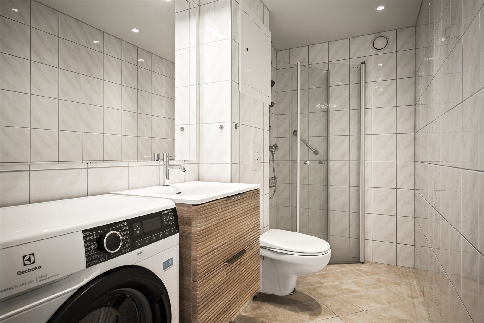 Badet ble renovert i 2016 i regi av borettslaget, baderomsmøbelet m /vask er nytt i 2026. Opplegg for vaskemaskin. Galleribilde