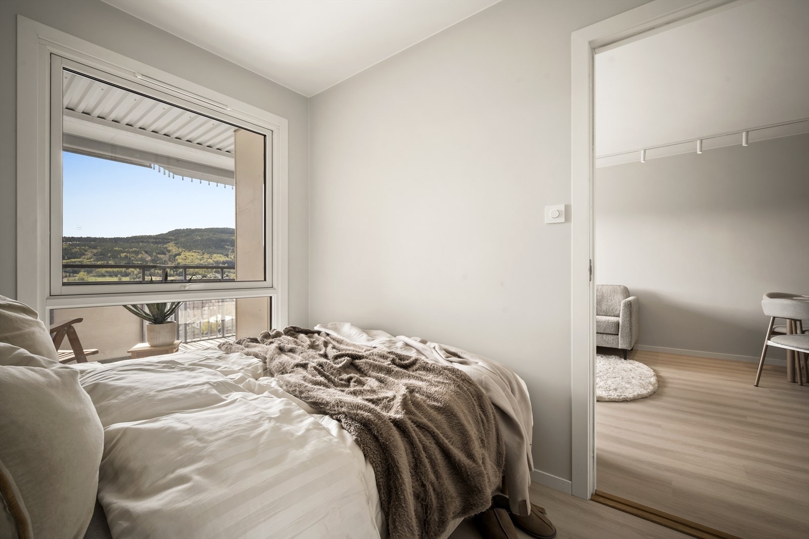 Soverommet fremstår som moderne, lekkert og harmonisk - et rom skapt for ro og avslapning. Galleribilde