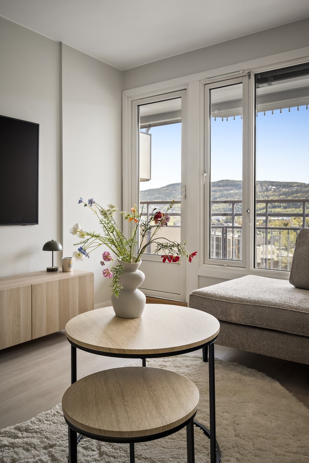 Fra stuen er det direkte utgang til leilighetens solfylte balkong! Galleribilde
