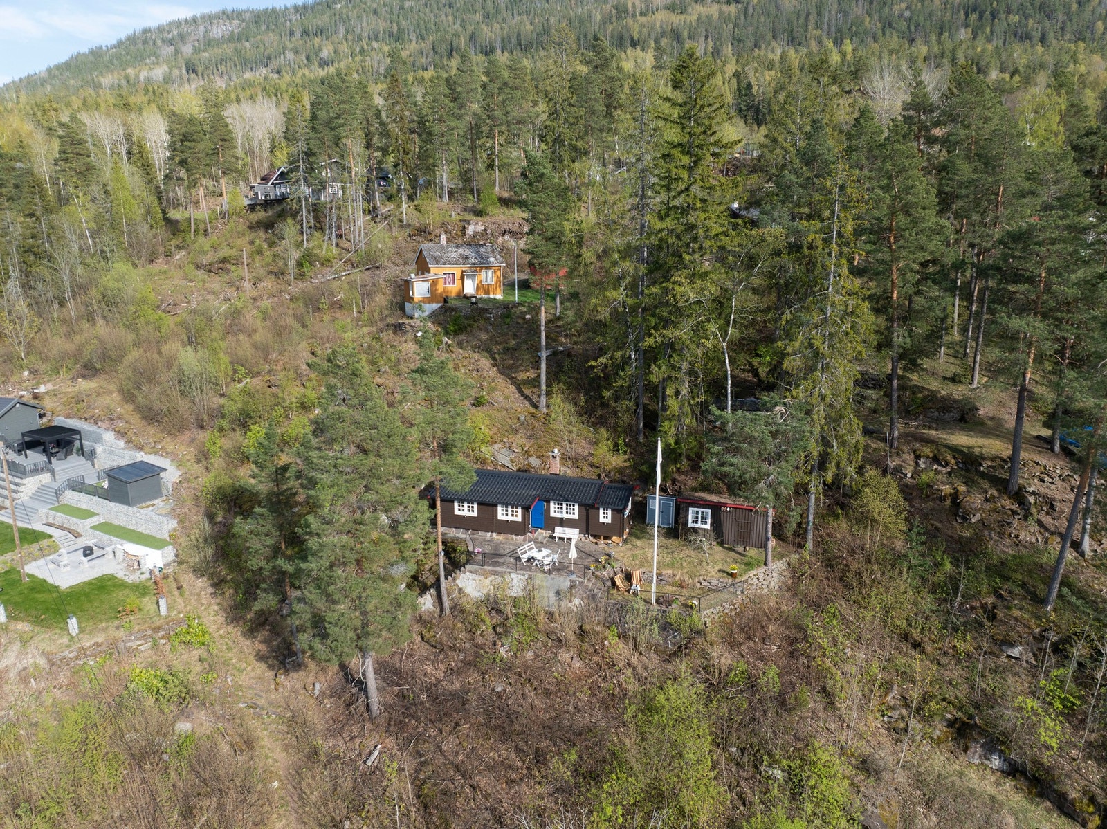 Hytta ligger på en fin høyde fritt utsyn, ca 40 meter ned til parkeringen Galleribilde