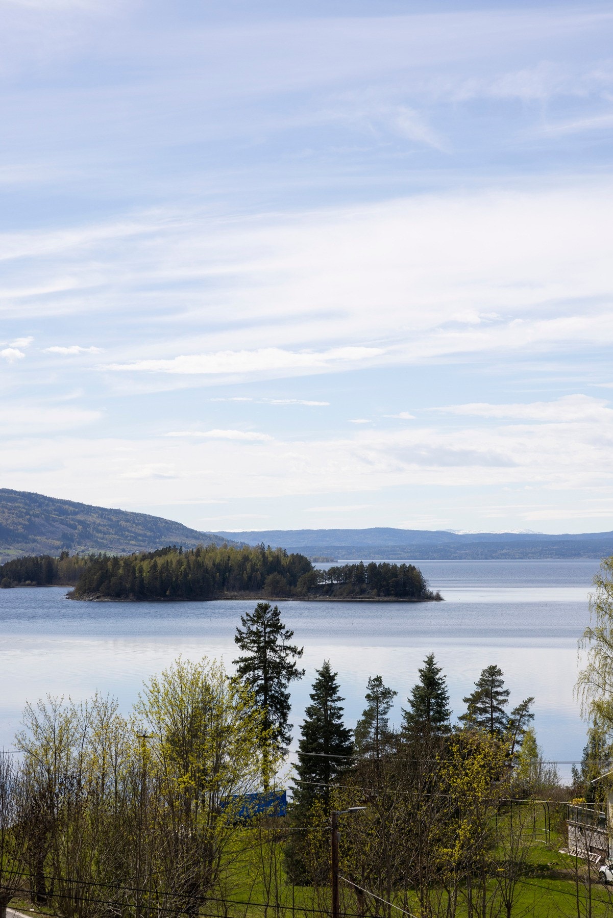 Hytta byr på ekte sjarm, fantastisk vestvendt fjordutsikt og herlige solforhold helt til sent på kveld. Galleribilde