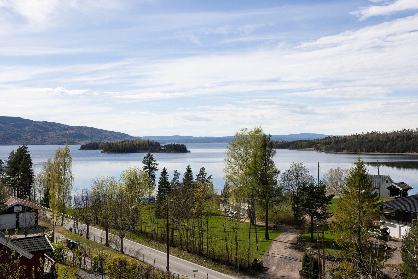 Utsikten er helt fantastisk og med klar vær kan du se glimt av Gaustatoppen! Galleribilde
