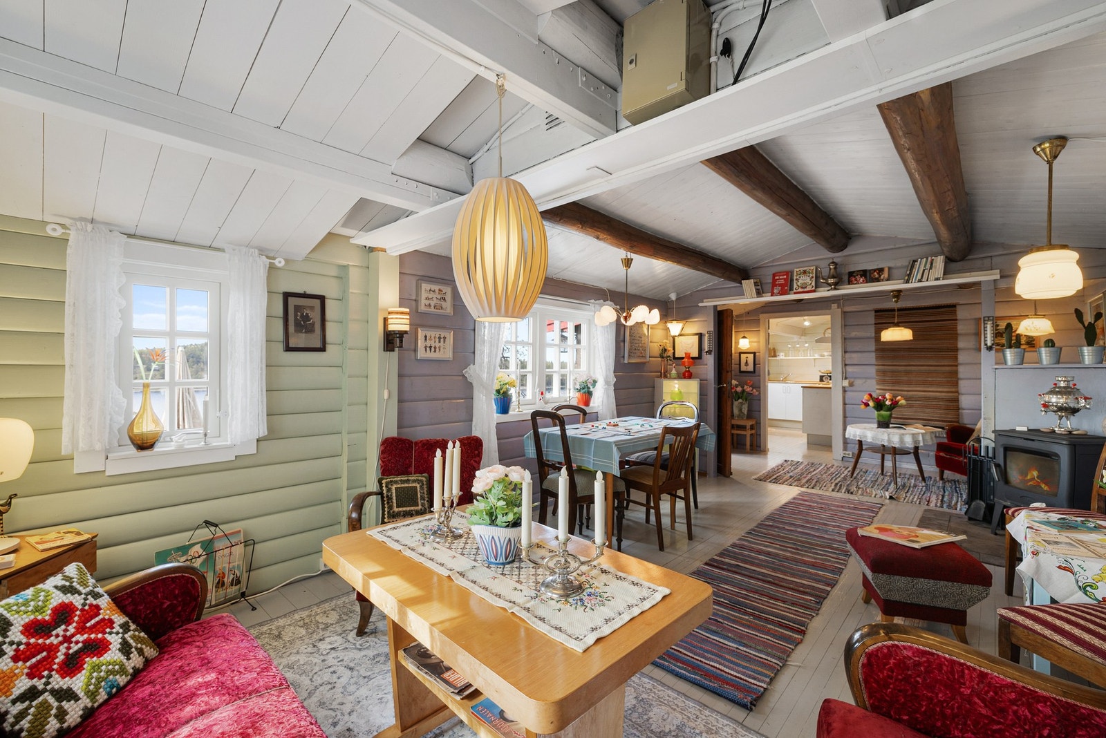 Stuen byr på god plass til å innrede flere soner med stuemøblement. Galleribilde