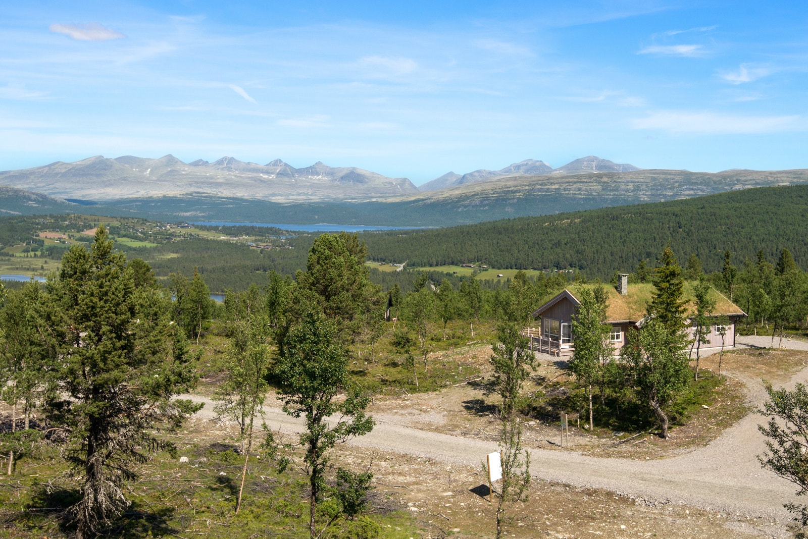 Tinde hytte på feltet Galleribilde