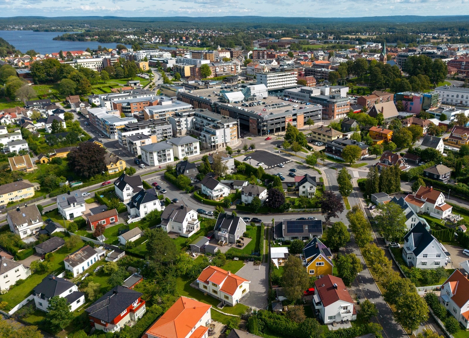 Jonas Lies gate 15 ligger nesten midt i Sarpsborg, kun 400 meter unna torget. Denne renoverte boligen fra 1800-tallet, ligger midt i et kvartal av pene, renoverte, eldre villaer. Galleribilde