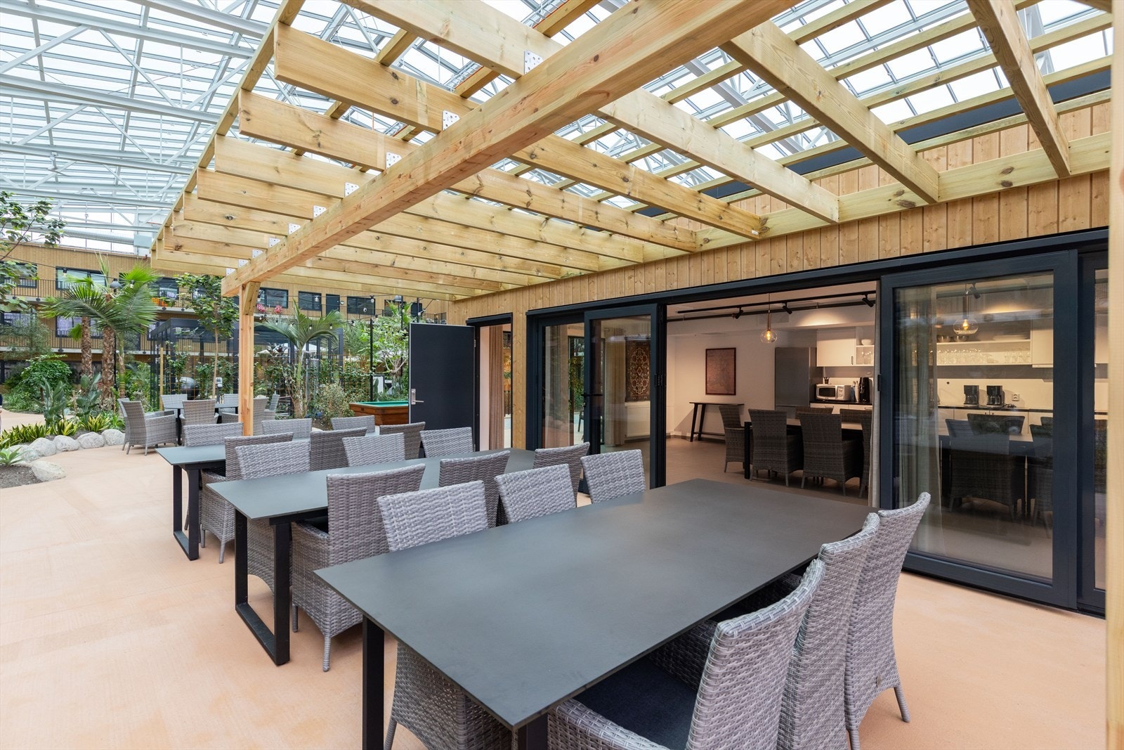 Ved felleshuset er det egen sone med mange sitteplasser. Felleskjøkkenet med området rundt er perfekt å benytte om du inviterer til større begivenheter. Galleribilde
