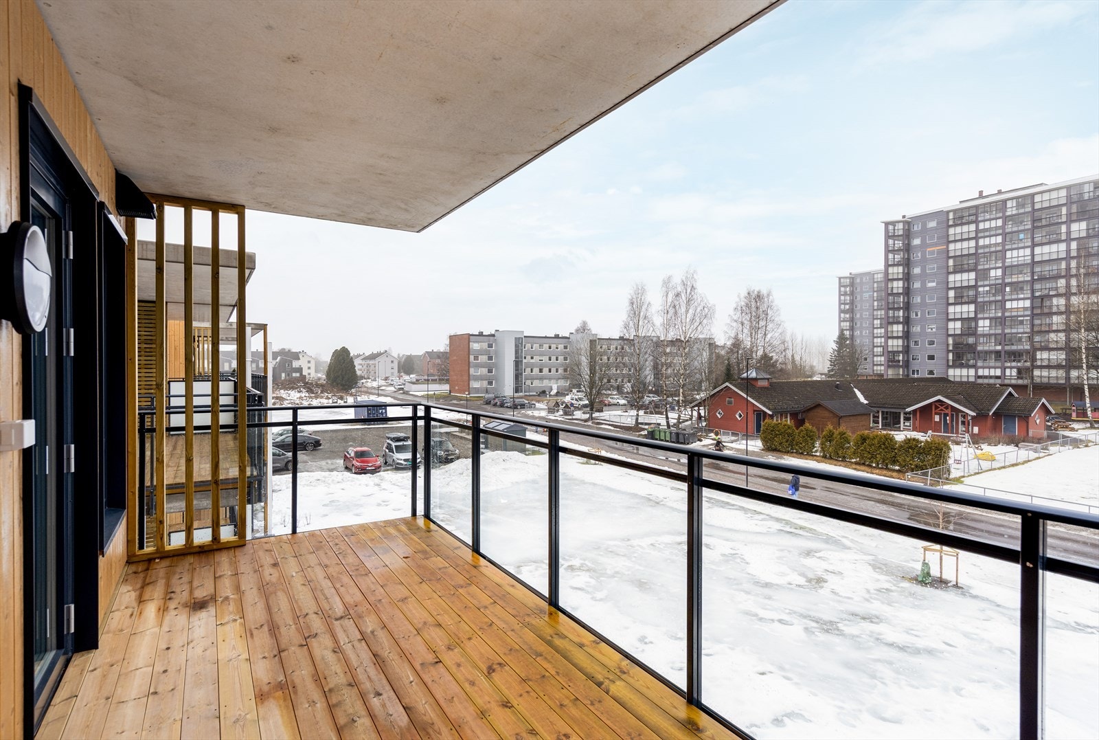 Fra stuen er det direkte utgang til overbygget balkong Galleribilde