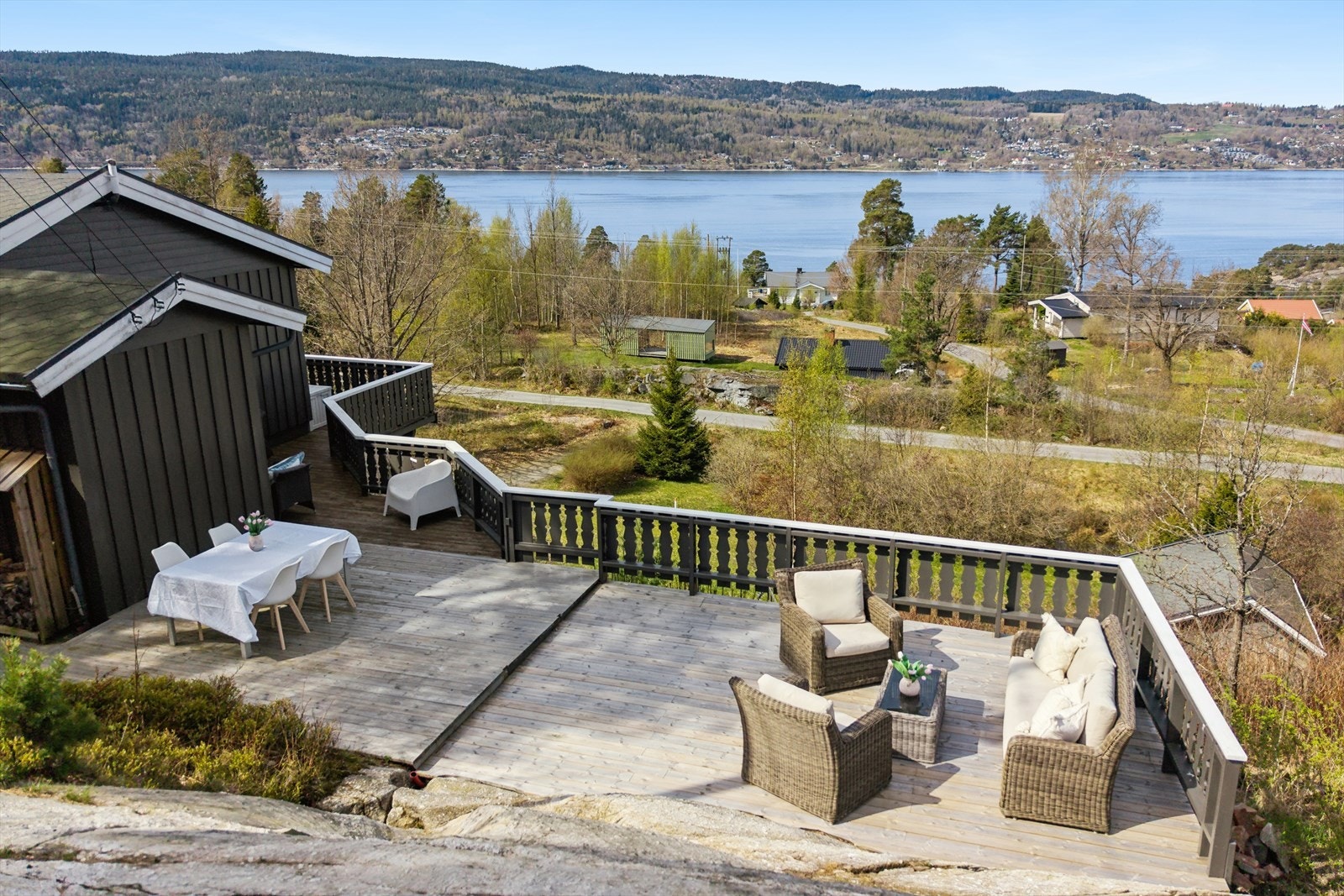 Nylagt terrassebord i 2025 (på tidligere eksisterende terrasse) Galleribilde