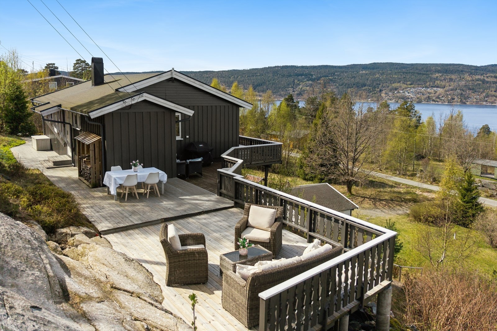 Koselig fritidseiendom m/anneks. Solrik tomt på ca. 1,7 mål. Nydelig fjordutsikt. Bilvei og parkering i garasje og på tomten Galleribilde